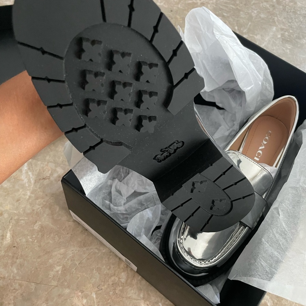 NEW AUTHENTIC COACH METALLIC SILVER LOAFERS SIZE 7 - Picture 4 of 9